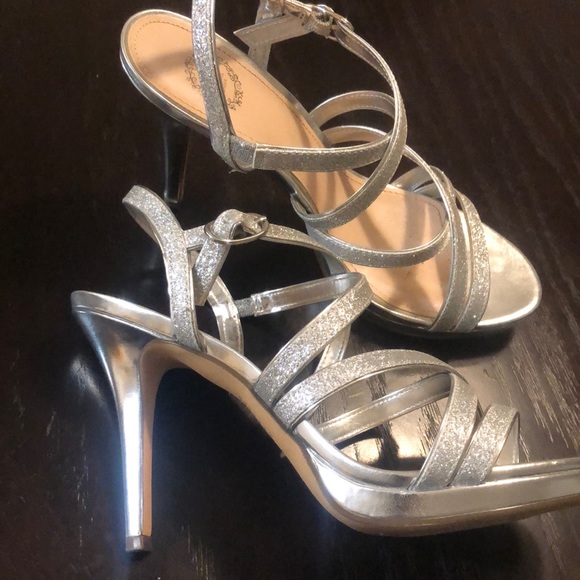 Silver Heels - Picture 3 of 5